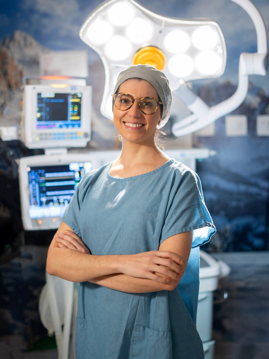 Dra. Mariane Branco, médica urologista, em ambiente cirúrgico